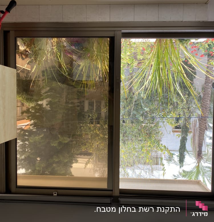 חלון אלומיניום עם מסגרת חומה